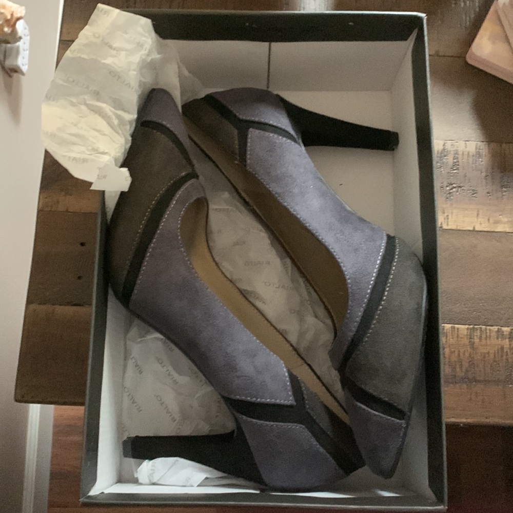 Rialto Multi Grey-Black geometric color block Faux Suede 4” heels sz 9.5